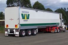 Semi trailer chassis