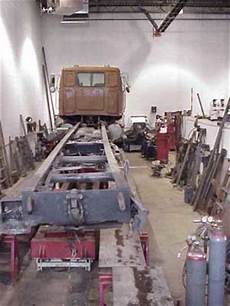 Semi trailer chassis
