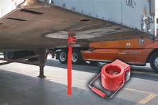 Semi trailer kingpin